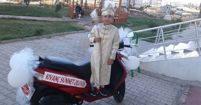 Sünnet çocuğu için motosiklet