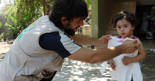 Suriyeli yetim çocuklara kıyafet yardımı