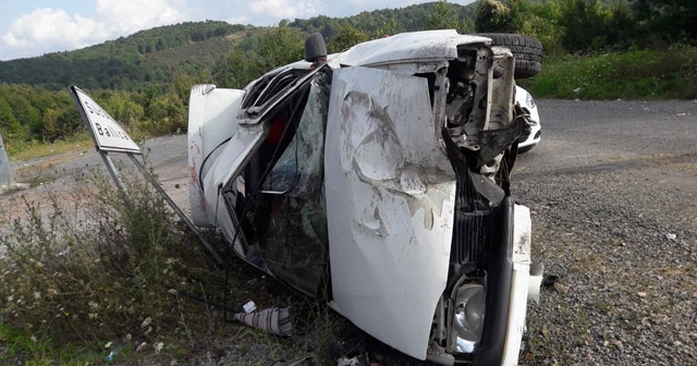 Takla atan otomobilde 2 kişi yaralandı