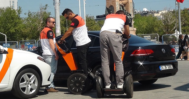 Taksim’de turizm polisi cincır ile görevde