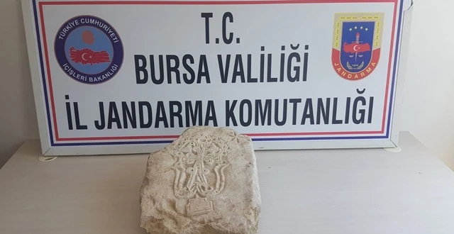Tarihi mezar taşını satamadan yakalandılar