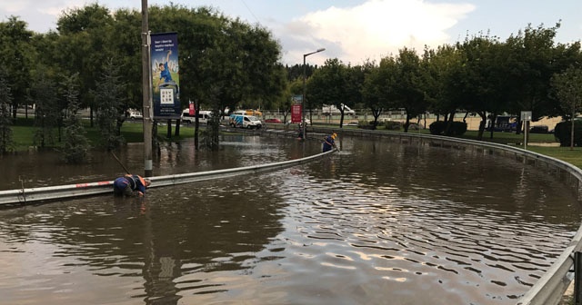 TEM bağlantı yolu adeta göle döndü