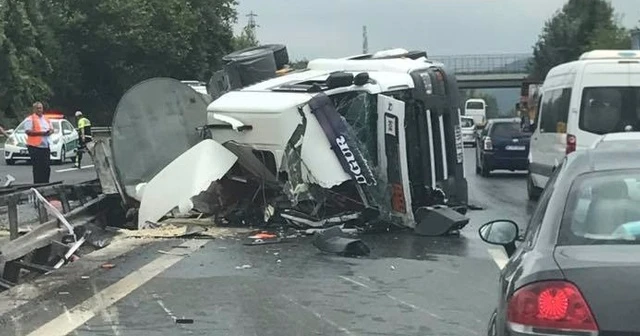 TEM’de tanker devrildi 1 yaralı