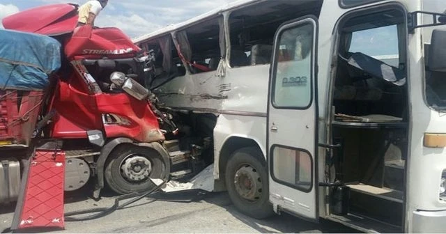 TIR ile otobüs çarpıştı: Çok sayıda yaralı var