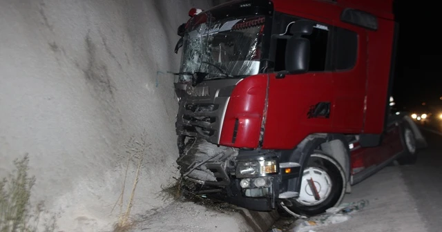 Tır iş makinesine arkadan çarptı: 1 ölü, 2 yaralı