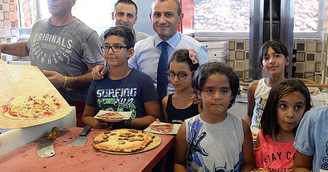 Tuncelili çocukların pizza keyfi