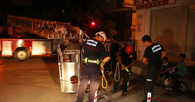 Tuvalette mahsur kalan radyo çalışanı kadını itfaiye kurtardı