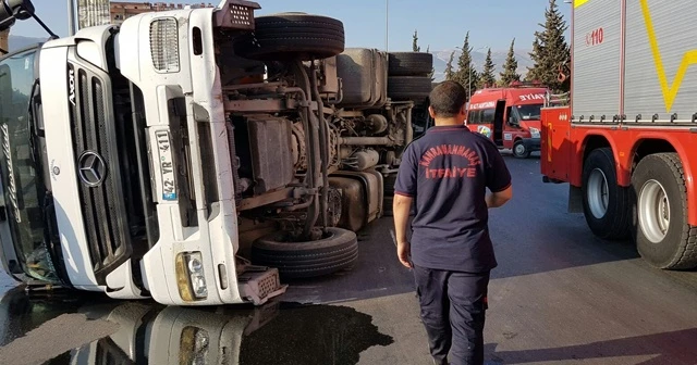 Virajı alamayan tır devrildi