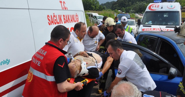 Yaralılara müdahale eden ambulansa araç çarptı: 1 ölü, 8 yaralı