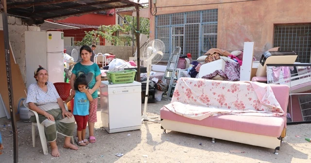 Yaşlı kadını eşyalarıyla sokağa attılar