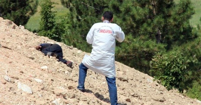 Yol kenarında başından vurulmuş erkek cesedi bulundu
