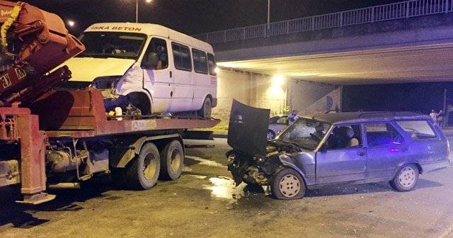 Yolcu minibüsü ile otomobil çarpıştı: 12 yaralı