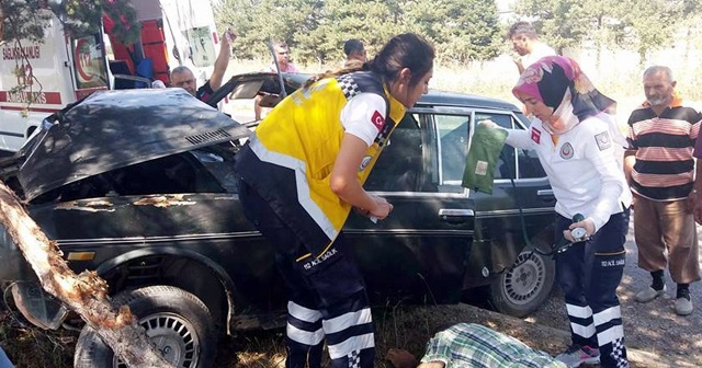 Yoldan çıkan otomobil ağaca çarptı: 3 yaralı