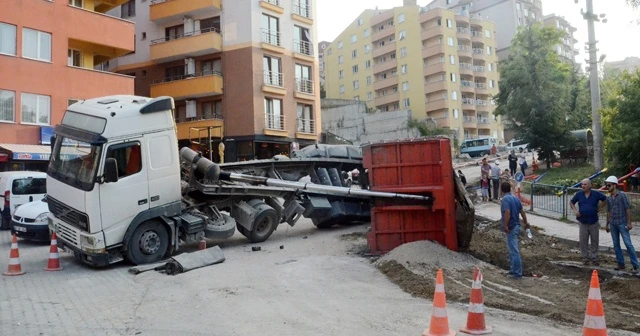 Yük boşaltan çekici devrildi, faciadan dönüldü
