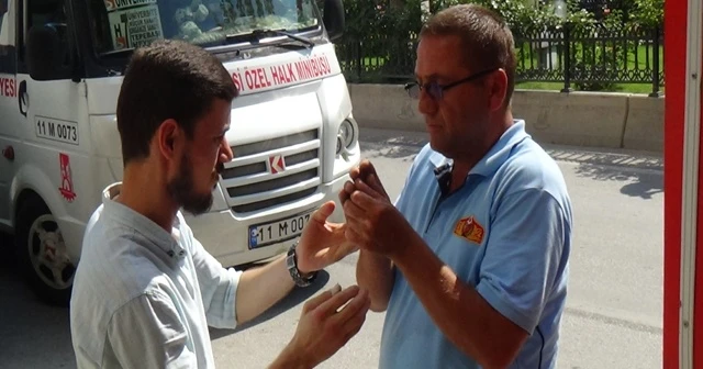 Yuvadan düşen yavru serçenin inadı