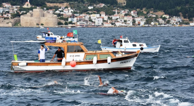 Yüzerek Çanakkale Boğazı&#039;nı geçtiler