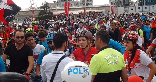Zafer Bayramı için 300 bisikletli Taksim Meydanı&#039;nda