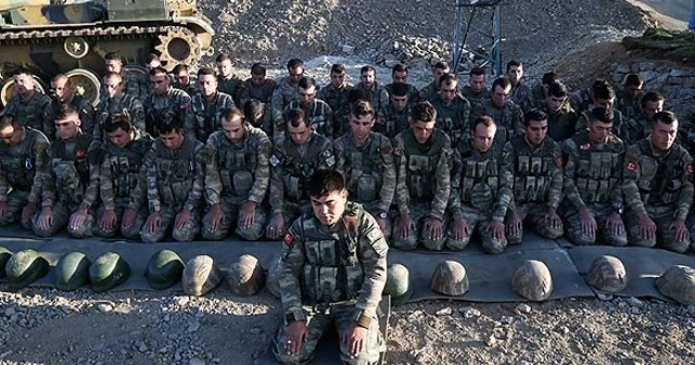 2 bin 900 metrede Mehmetçik'ten bayram namazı