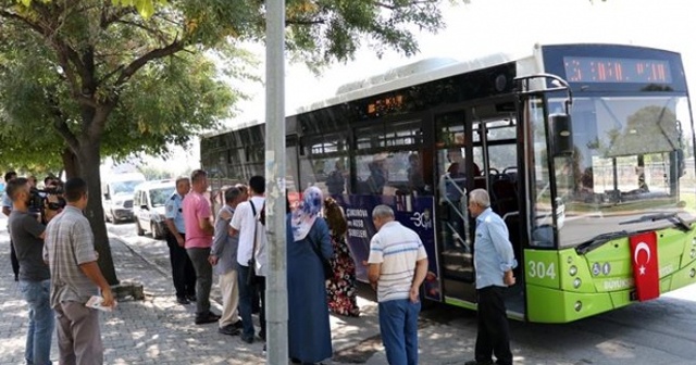 Adana&#039;da halk otobüsüne parke taşı ile saldırdılar