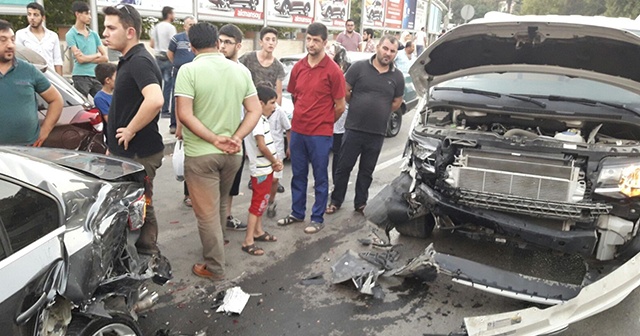 Alkollü sürücü park halindeki araçlara çarptı: 2 yaralı