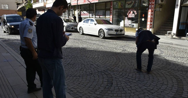 Annesinin elini bırakıp karşıya geçerken otomobilin altında kaldı