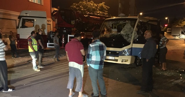 Ataşehir’de otomobil yolcu minibüsüne çarptı: 4 yaralı