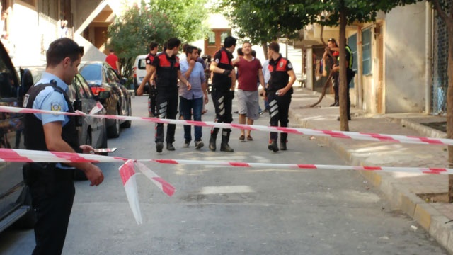 Bağcılar&#039;da polis ile şüpheli arasında çatışma!