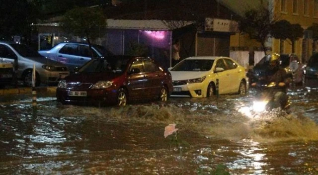 Bandırma'da yağmurlu gece