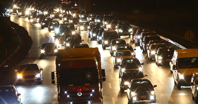 Bayram dönüşü trafik yoğunluğu gece de devam etti