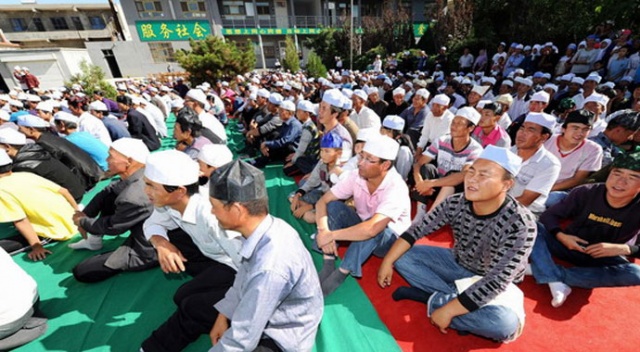 Çin&#039;de Müslümanlar bayram namazı için toplandı