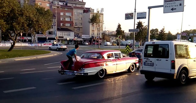 Çocukların gelin arabasından ölümüne bahşiş alma çabası