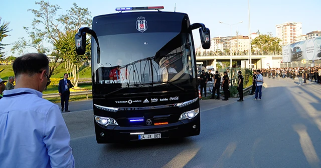 Derbi öncesi takımlar stada geldi