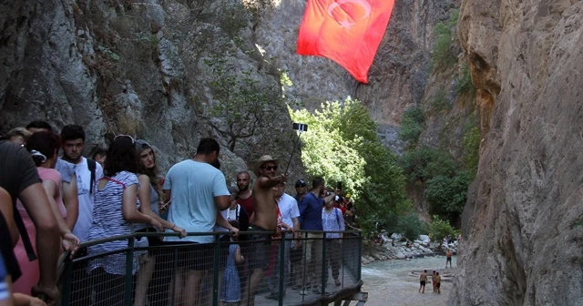 Dünyaca ünlü Saklıkent Kanyonu'nda bayram izdihamı