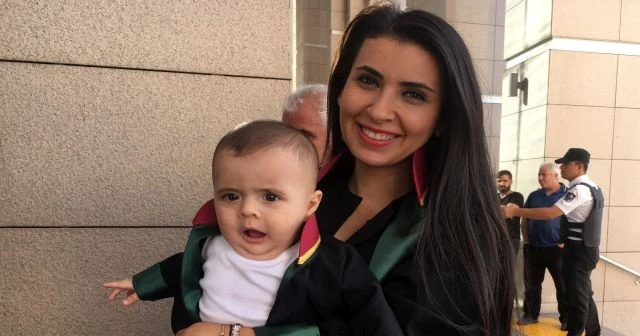 Dünyanın en minik avukatı annesinin kucağında duruşmalara giriyor