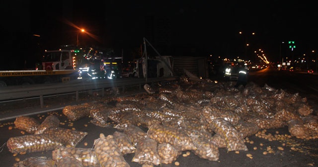 Patates yüklü kamyonet devrildi: 2 yaralı