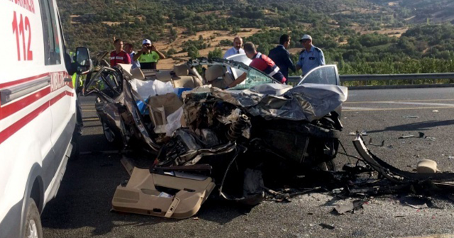 Elazığ’da feci kaza: 3 ölü, 1 yaralı