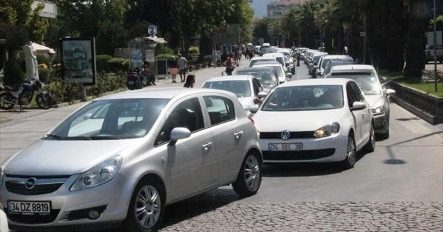 Feribot kuyruğu 2,5 kilometreye ulaştı