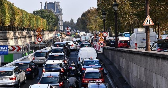 Fransa&#039;da protestolar Paris trafiğini felç etti