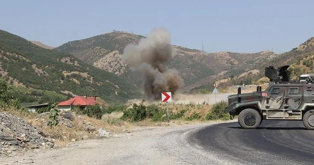 Hakkari'de yola tuzaklanan patlayıcı imha edildi