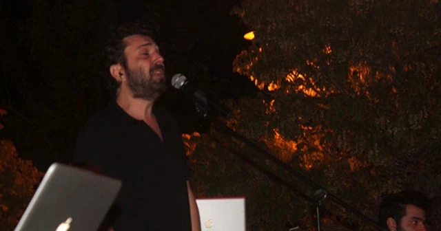 Halil Sezai babasının öldüğünü öğrendi, sahneye çıktı!