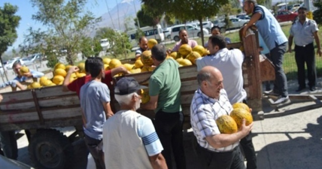 Hasta yakınından hastaneye bir traktör kavun