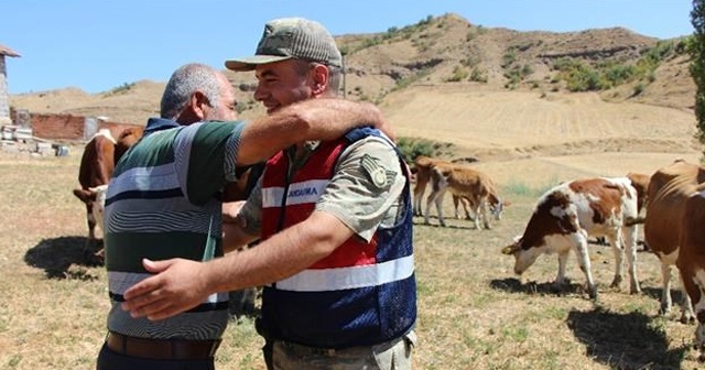 Hayvanlarının bulunduğunu duyunca jandarma ekiplerine tek tek sarıldı