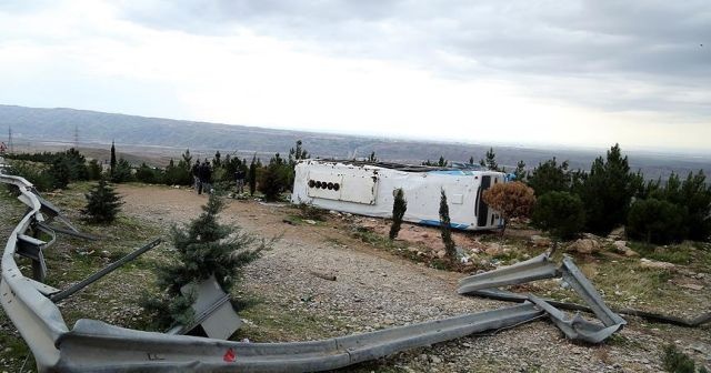 İran&#039;da otobüs devrildi: Çok sayıda ölü var