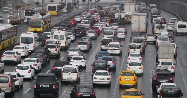 İstanbul'da trafik yoğunluğu yağmurla birlikte arttı