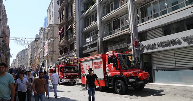 İstiklal Caddesi&#039;nde çatı yangını vatandaşları sokağa döktü