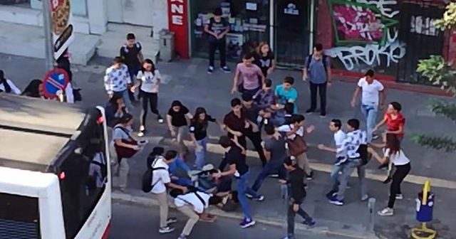 İzmir&#039;de liseli iki grup arasında kavga çıktı