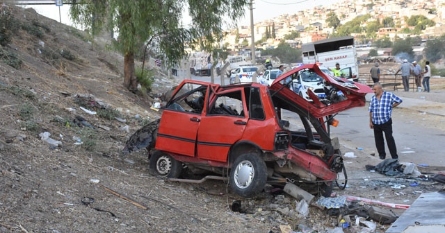 İzmir&#039;de trafik kazası: 1 ölü, 3 yaralı