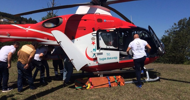 Kazada yaralanan kadın ambulans helikopter ile hastaneye kaldırıldı