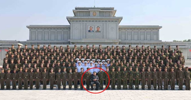Kim Jong-un&#039;dan dünyaya yeni tehdit! Yüzlerce askerin önünde böyle poz verdi