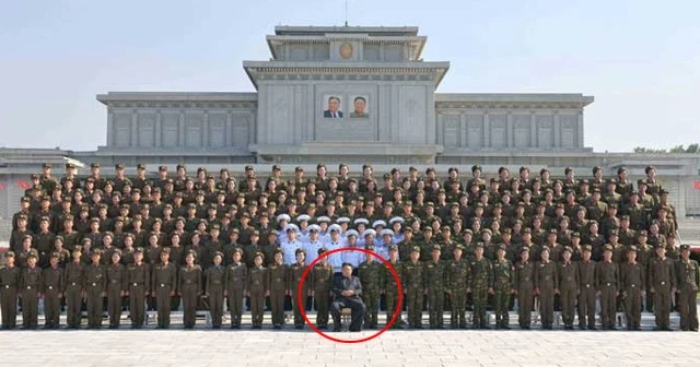 Kim Jong-un'dan dünyaya yeni tehdit! Yüzlerce askerin önünde böyle poz verdi
